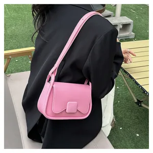 Sac épaule rose élégant, accessoire de mode tendance avec un design à rabat chic.