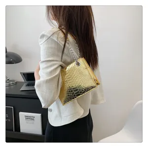 Sac à bandoulière élégant en similicuir serpent doré métallisé doté d'une chaîne chic.