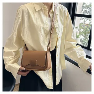 Sac bandoulière élégant en cuir marron avec fermeture à rabat et sangle réglable.