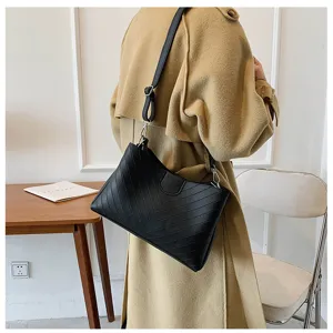 Chic black quilted shoulder bag for women, stylish minimalist crossbody bag for autumn daily wear.