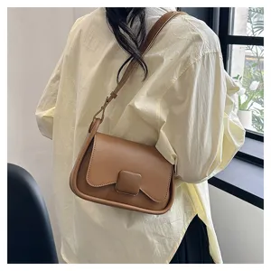 Sac à bandoulière marron en cuir pour femme, sac porté épaule élégant pour usage quotidien.