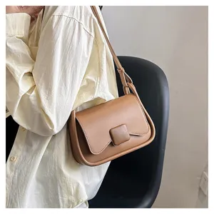 Sac à épaule marron en cuir pour femme, élégant petit sac bandoulière carré pour usage quotidien.