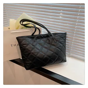 Black quilted tote bag for women large capacity casual shoulder bag stylish daily handbag.