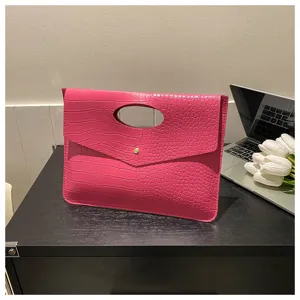 Borsa pochette con motivo coccodrillo rosa dettaglio con design a Busta e bottone