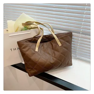 Brown quilted tote bag for women, large capacity shoulder bag with stylish diamond pattern design.