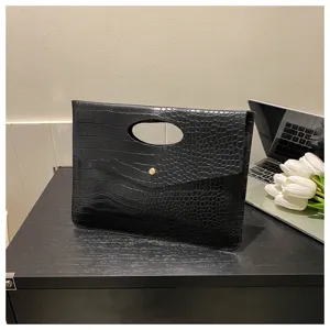 Borsa pochette nera con stampa coccodrillo, manico intagliato e chiusura a pressione.