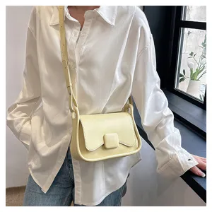Vue détaillée du sac à bandoulière jaune clair tendance avec une belle texture.