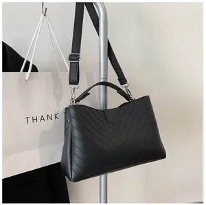 Black chic underarm shoulder bag for women, stylish quilted crossbody bag with adjustable strap.