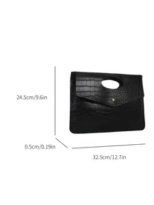 Dettaglio borsa a clutch nera con motivo coccodrillo che mostra dimensioni e manico intagliato