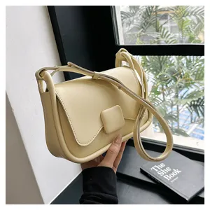 Détail élégant de ce beau sac à bandoulière jaune clair en cuir pour toutes les femmes.