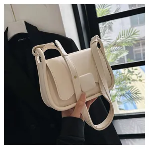 Sac porté épaule minimaliste et chic avec double sangle tendance et boucle carrée élégante.