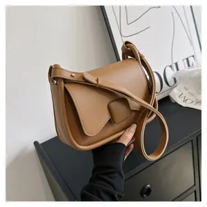 Sac à bandoulière élégant en cuir marron pour femme, sac croisé minimaliste tendance.