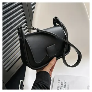 Vue détaillée de l'élégant sac porté épaule noir avec un design à rabat et une boucle carrée.