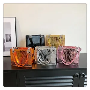 Sac à main bandoulière en cuir verni motif crocodile métallisé tendance pour femmes.
