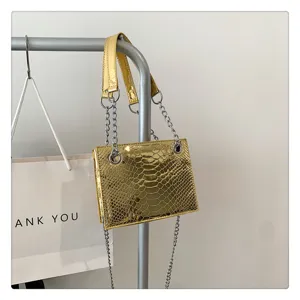 Sac bandoulière chaîne motif crocodile doré brillant pour femme, sac à main stylé.