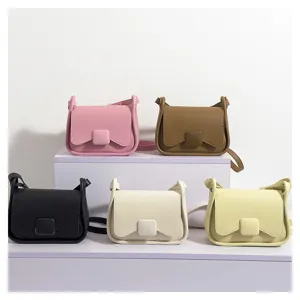 Vue détaillée de sacs à bandoulière minimalistes et élégants en plusieurs coloris.