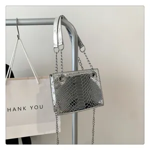 Sac a epaule brillant texture serpent avec chaine, detail de sac a main tendance pour femme.