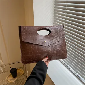 Borsa a pochette marrone coccodrillo per donna, elegante borsa a mano con manico cavo.