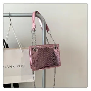 Sac bandoulière chaîne en cuir verni rose motif crocodile détail d'affichage suspendu design.