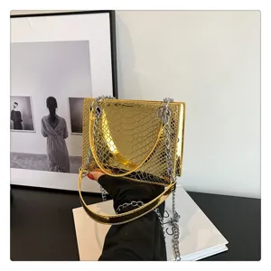 Sac à main bandoulière élégant doré motif crocodile avec chaîne pour femmes tendance.