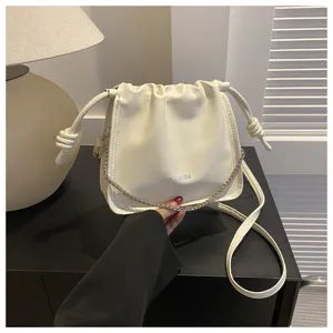 Borsa a secchiello bianca in ecopelle con coulisse e dettaglio di catena metallica chic.