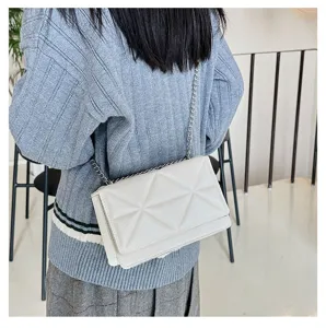 Elegante weiße gesteppte Kettentasche für Damen, stilvolles Umhängetaschen-Design für Alltag.