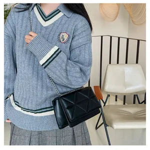 Modische schwarze gesteppte Umhaengetasche fuer Damen, schicke Crossover-Tasche, elegant.