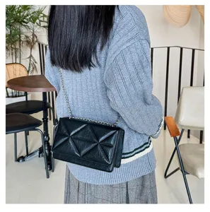 Detailaufnahme einer schwarzen, gesteppten Kettenschultertasche, schicke Umhängetasche.