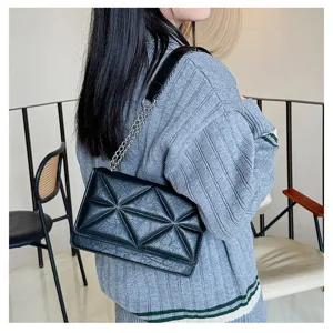 Schicke schwarze geometrische Stepp-Umhängetasche für Damen, trendige minimalistische Tasche.