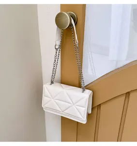 Weißer gesteppter Umhängetasche Detail, elegante Kette und schickes Design für Alltag.