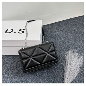 Elegante schwarze geometrische Kettentasche Detailansicht mit exquisitem gestepptem PU-Leder.