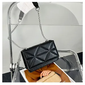 Schwarze gesteppte Umhängetasche mit Kette und modernes minimalistisches Design.