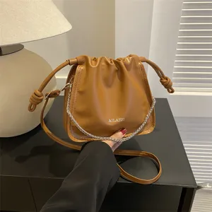 Borsa a secchiello plissettata stile coreano con catena e coulisse per donna elegante.