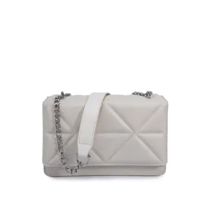 Details der weißen gesteppten Kettenschultertasche, stilvolles PU-Leder-Design.