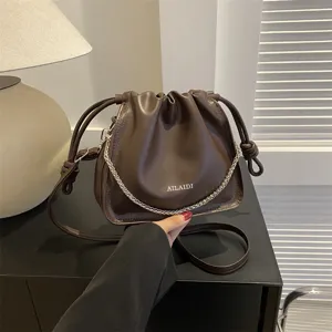 Borsa secchiello plissettata marrone con coulisse e catena, elegante borsa a tracolla coreana