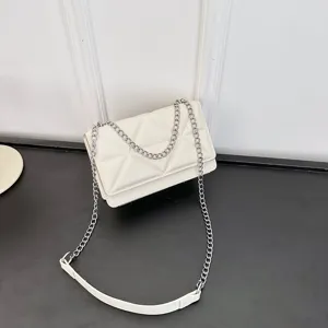 Einfache minimalistische weiße gesteppte Umhängetasche mit Kette für Damen schicke Tasche