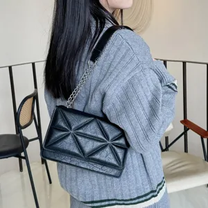 Modische schwarze gesteppte Umhängetasche mit Kette für Damen, trendiges minimalistisches Design.