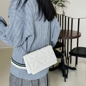 Weiße gesteppte Umhängetasche für Damen mit schickem Kettenriemen modische Handtasche neu