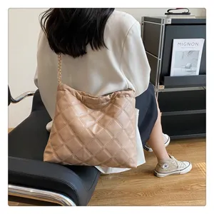 Stylish quilted chain shoulder bag for women, large capacity autumn winter fashion bag.