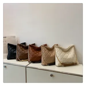 Women's quilted large capacity shoulder bag, trendy chain bucket bag, multi-color autumn winter style.