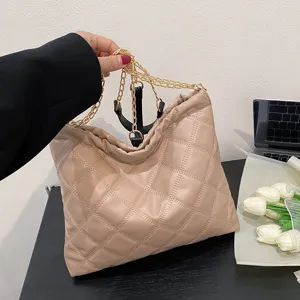 Quilted large shoulder bag for women, trendy autumn winter versatile high capacity chain bag.