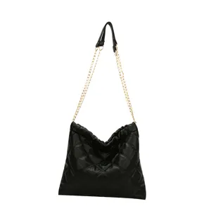 Black quilted shoulder bag for women, stylish large capacity chain tote bag for autumn winter.