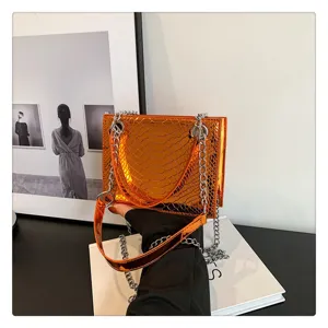 Sac à bandoulière chaîne texturé serpent vernis métallique orange pour femmes style mode