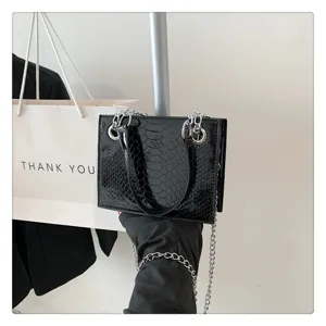 Sac à main bandoulière texture croco vernis noir vue de détail chaîne argentée