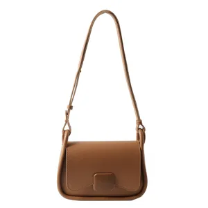Sac à bandoulière en cuir marron vue détaillée, élégant sac à main pour usage quotidien.