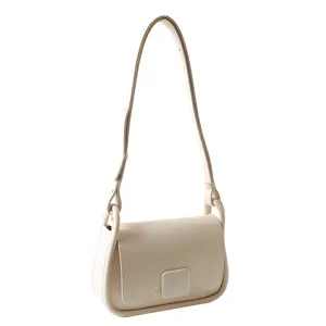 Détail du sac à épaule beige minimaliste, élégant sac fourre-tout en cuir PU tendance.