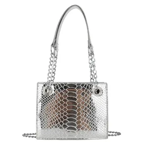 Sac à main détail motif serpent effet métallique argenté, élégant sac bandoulière chaîne.