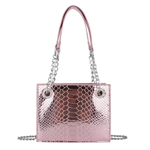 Chic sac à main vernis effet serpent rose métallique avec chaîne et poignée détails