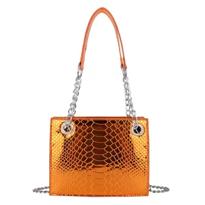 Sac à main bandoulière effet serpent métallisé orange avec chaîne, vue de détail.