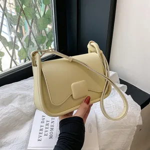 Sac à bandoulière élégant en cuir jaune pour femme, sac à main tendance chic avec rabat et boucle.